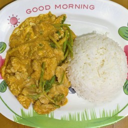 ผัดผงกระหรี่ (ราดข้าว)