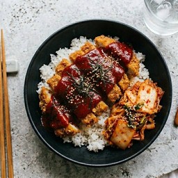 ข้าวไก่ทอดราดซอสเผ็ดเกาหลี