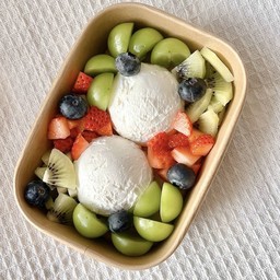 Greek yogurt jumbo bowl x กีวี่ x บลูเบอร์รี่ x สตรอเบอร์รี่ x องุ่น