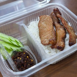 [อร่อยซ่ากับโค้ก] ข้าวน้ำพริกผัดหมูแดดเดียว +  โค้ก ออริจินัล (ขวด)