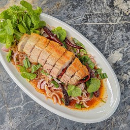 ลาบเส้นเล็ก หมูกรอบ