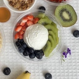 Greek yogurt x สตรอเบอร์รี่ x กีวี่ x บลูเบอร์รี่