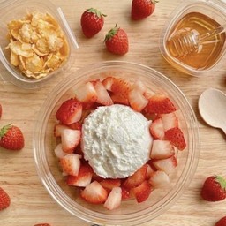 Greek yogurt x สตรอเบอร์รี่นำเข้า