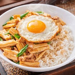 腐竹炒肉鸡蛋盖饭ฟองเต้าหู้ผัดหมูราดข้าวแถมซุป