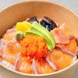ข้าวหน้าปลาแซลมอนสด + ไข่กุ้ง ฟรี สาหร่าย และ ซุป
