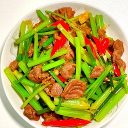 芹菜牛肉เนื้อวัวผัดคื่นฉ่าย
