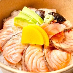 ข้าวหน้าปลาแซลมอนเบิร์น ฟรี สาหร่าย และ ซุป