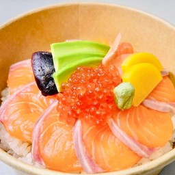 ข้าวหน้าปลาแซลมอนสด+ ไข่ปลาแซลมอน ฟรี สาหร่าย และ ซุปมิโสะ