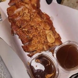 หมูกรอบซอสมะขามราดข้าว