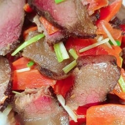 胡萝卜炒腊肉แครอทผัดหมูน้ำค้าง