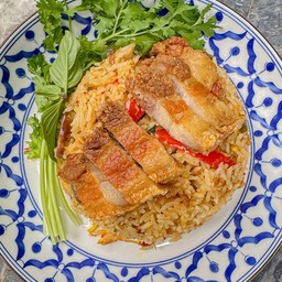 ข้าวผัดแกงเขียวหวานหมูกรอบ