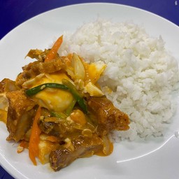ข้าวหมูกรอบผัดไข่เค็ม