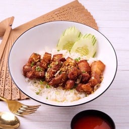 ข้าวหมูสามชั้นทอดน้ำปลา