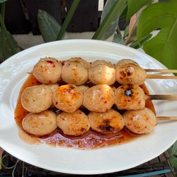 [อร่อยซ่ากับโค้ก] ลูกชิ้นหมู 5 ไม้ +  โค้ก ออริจินัล (กระป๋อง)