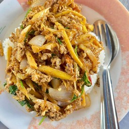 ข้าวผัดวุ้นเส้นหมูสับหน่อไม้