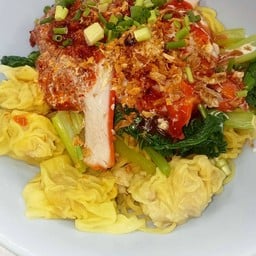 บะหมี่เกี๊ยวหมูแดง+กรอบต้มยำ(แห้ง)พิเศษ