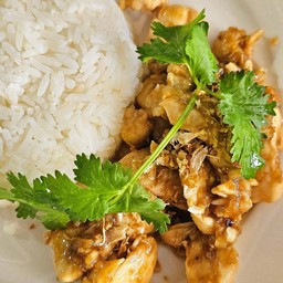 ไก่กระเทียมพริกไทยราดข้าว