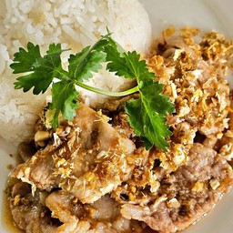 หมูกระเทียมพริกไทยราดข้าว
