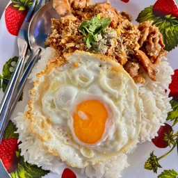 ข้าวหมูกระเทียม ไข่ดาว