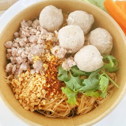หมี่คลุกลูกชิ้นหมูปั้นสด