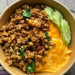 ข้าวกระเพราหมูสับพริกแห้งไข่ข้น