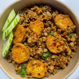 ข้าวกระเพราเต้าหู้ไข่หมูสับ
