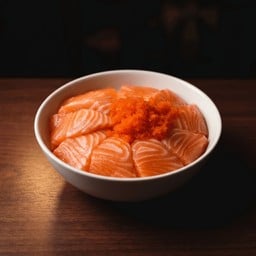ข้าวหน้าแซลม่อนดิบ ท็อปไข่กุ้ง (มีโชยุกับวาซาบิให้อยู่แล้ว)