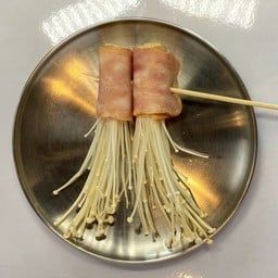 เบคอนพันเห็ดเข็มทอง ซากายะ