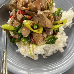 กระเพราเครื่องในไก่ ไข่ดาว