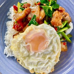 คะน้าหมูกรอบ ไข่ดาว