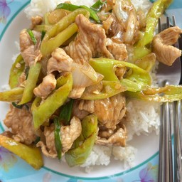 ข้าวผัดพริกหยวกหมูชิ้น ไข่ดาว