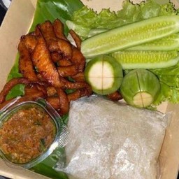 ชุดเซตหมูแดดทอดกับแจ่วบองน้ำพริกปลาร้าทรงเครื่อง