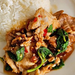 กะเพราหมูชิ้นราดข้าว