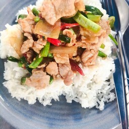ข้าวผัดเผ็ดหมู ไข่ดาว