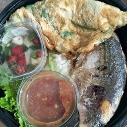ข้าวปลาทูแกะ+ไข่เจียวชะอม+น้ำพริกกะปิ(ไม่มีชุดผัก)