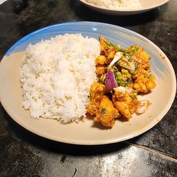 ข้าวหน้าไก่กรอบยำแซบ