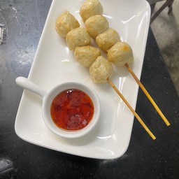 ลูกชิ้นหมูทอด(1ไม้)