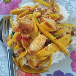 กระเพราหมูกรอบหน่อไม้ ไข่ดาว