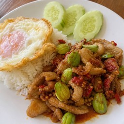 ข้าวหมูสะตอผัดพริกแกง