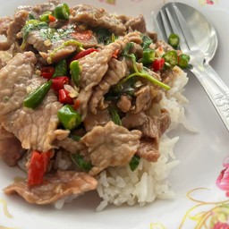 กระเพราหมูชิ้น ไข่ดาว