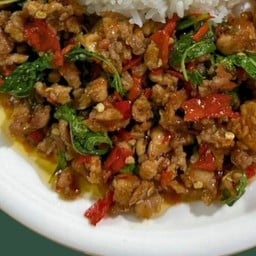 กะเพราหมูสับ กับข้าว