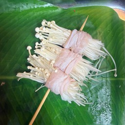 สามชั้นพันเห็ดเข็มทอง