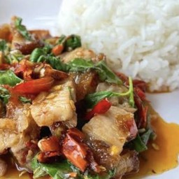 ข้าวกะเพราหมูกรอบ