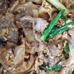 เส้นใหญ่ผัดซีอิ๋ว
