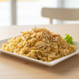 ข้าวผัดปูจานใหญ่  A large plate of crab fried rice.
