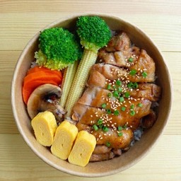 ข้าวหน้าไก่เทอริยากิ+ไข่ม้วน+ผัก3อย่าง+เห็ดแชมปิญอง