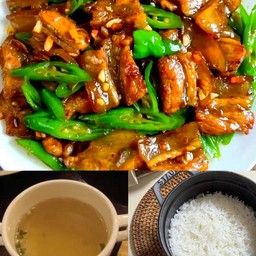 辣椒炒肉米饭例汤 หมูผัดพริก ข้าวสวย น้ำซุป