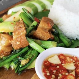 ข้าวคะน้าหมูกรอบ