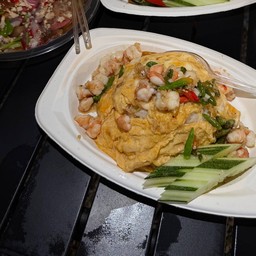 ข้าวไข่ข้นราดกุ้งผัดพริกขี้หนู