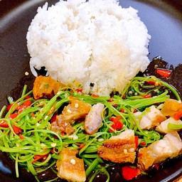 ผักบุ้งฝอยหมูกรอบ ราดข้าว